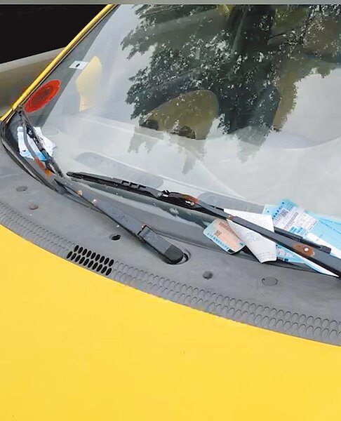 台北市大佳河濱公園堤外公有停車位收費過低,導致附近居民長期霸占,每部車夾著厚厚停車收費單。(應曉薇辦公室提供/游念育台北傳真)