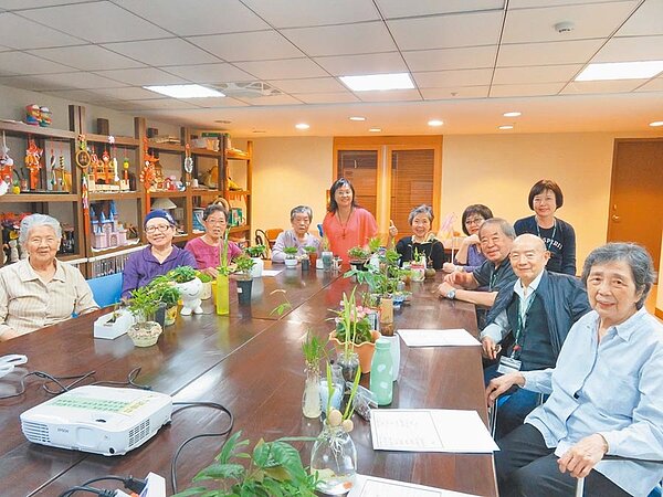 長庚養生文化村的園藝班,居民參加很踴躍。(本報資料照片)