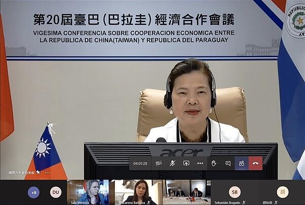 經濟部部長王美花與巴拉圭工商部長克菈梅(Liz Cramer)共同主持第20屆台巴(巴拉圭)經濟合作視訊會議,雙方針對貿易、投資、行動遊戲、人力培訓、標準及中小企業等領域的議題交換意見,並簽署標準檢驗技術合作意向書。 圖/經濟部提供