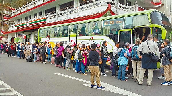 考量偏鄉地區條件與運輸特性,未來團體或個人可以成立市區汽車客運業,完善偏鄉公共運輸。圖為嘉縣公車往奮起湖、達邦及阿里山線。(嘉義縣公車處提供)