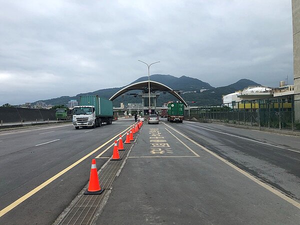 新北市環保局昨天宣布劃設台北港為全國首處「空氣品質維護區」,高汙染車輛進入可逕行裁罰。圖/環保局提供