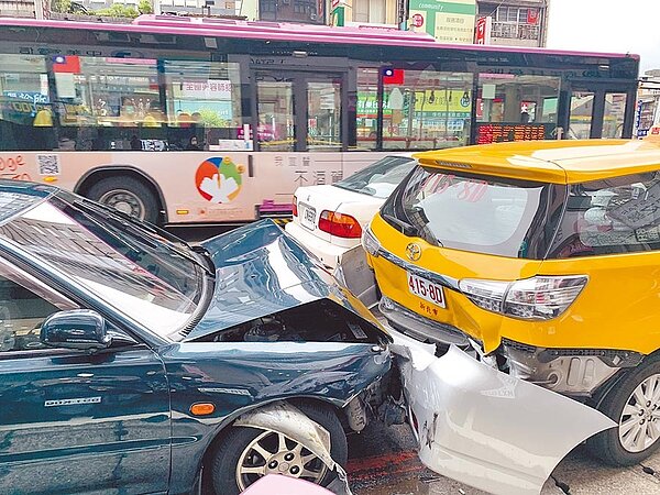 83歲王姓老翁26日下午駕車行經新北市新店區北新路三段，車輛疑似暴衝撞擊釀成1死4傷。圖／翻攝照片