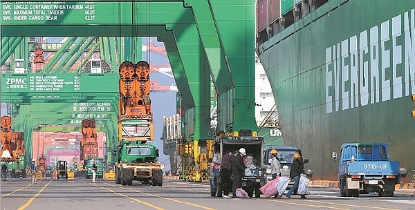 在股市、出口及工業生產皆呈改善下,8月景氣將終止連續五個月的黃藍燈,亮出近六個月首顆綠燈。圖/中時電子報資料照片