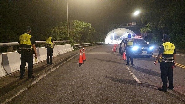 員警執行路邊酒測臨檢情形。圖／台北市府提供