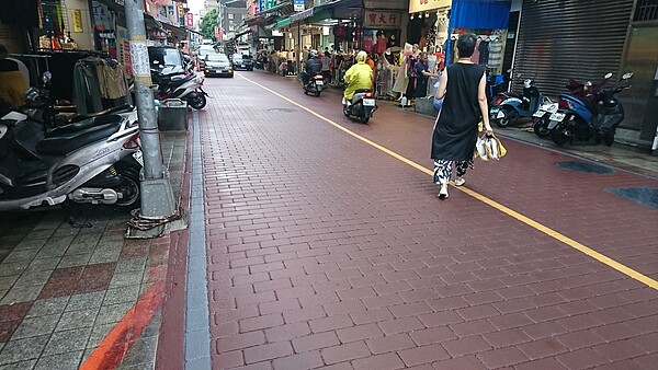 艋舺商圈大理街日前已完成鋪面更新。圖/台北市新工處提供