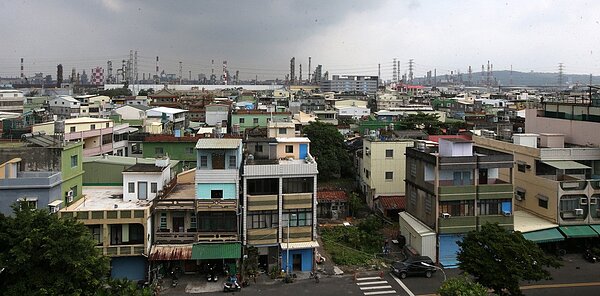 高雄小港大林蒲長期承擔環境汙染重擔，居民生活空間被工業區、油槽及煙囪所包圍。圖／聯合報系資料照