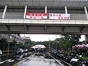 桃園A7居民塞車忍無可忍冒雨抗爭　打通樂善一路斷頭路