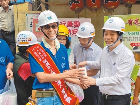副總統賴清德（右）27日嘉縣梅山鄉關心房屋修繕進度，並送上綠豆沙為志工打氣。（張亦惠攝）