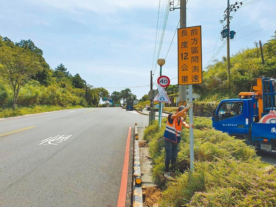北宜公路區間測速告示牌等硬體設施已近完成,警方指出,如正式實施後將能確保用路人行車安全。(翻攝照片/李忠一宜蘭傳真)