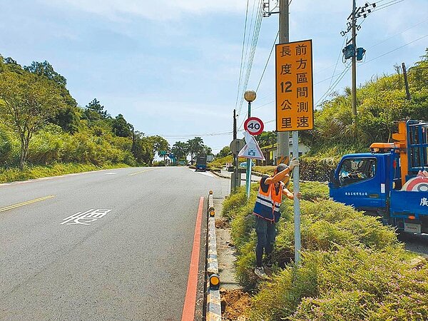 北宜公路區間測速告示牌等硬體設施已近完成,警方指出,如正式實施後將能確保用路人行車安全。(翻攝照片/李忠一宜蘭傳真)