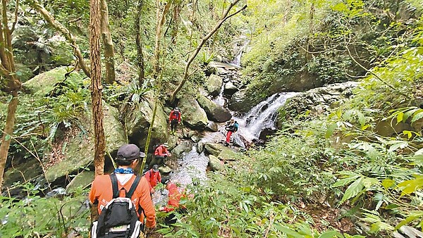台灣高山林立,山谷陡峭難行,救難人員要綁上攀降繩索行進,山域搜救不輕鬆。圖/六龜飛鷹大隊提供