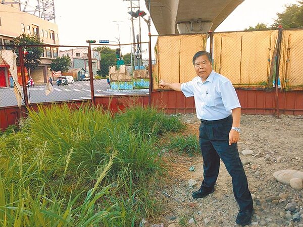 台中市東區進德路到精武車站鐵路沿線的施工圍籬3年來尚未拆除,民怨影響市容及通行。(何敏誠議員服務處提供)