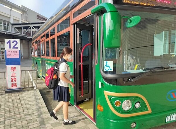 嘉義市府推電動公車,今年底3條路線上線後,覆蓋率會達60%。圖/嘉義市政府提供
