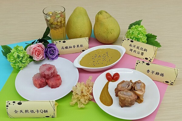 林口長庚提供低卡Q餅、高纖柚香果飲、南洋風低鈉烤肉沾醬及香芋雞捲食譜,鼓勵民眾在家DIY。圖/林口長庚醫院提供