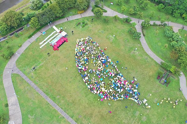 9月27日為世界河川日，桃園市環保局舉行水環境巡守隊聯合淨溪暨健走活動。圖／桃園市政府提供
