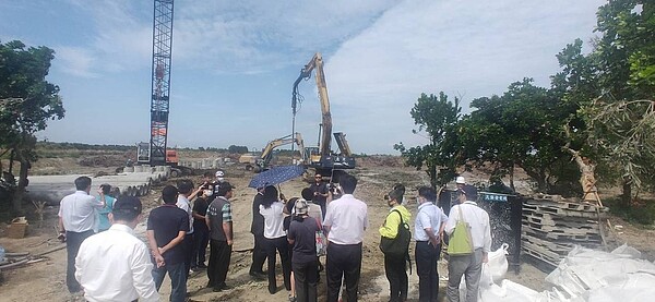 台南七股太陽能電廠偷跑施工,市府會勘將開罰建請撤照。記者周宗禎/攝影