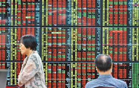 中央大學昨發布9月消費者信心指數總數為71.6點,較上月微幅上升0.27點,不過,投資股市時機指標下滑最多、創歷史新低,但購買耐久性財貨指標卻快速飆高,刷新歷史紀錄。圖為台股28日大漲229點。(顏謙隆攝)