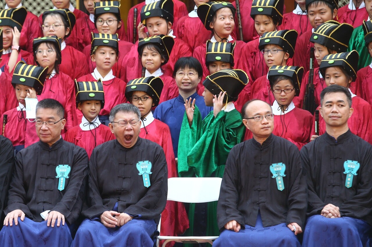 台北市祭孔大典昨天上午在台北孔廟舉行，受到疫情影響，只開放150位民眾觀禮。台北市長柯文哲（左二）與內政部長徐國勇（左一）一起出席，或許是典禮時間太早，柯市長在典禮中頻打哈欠。記者蘇健忠／攝影