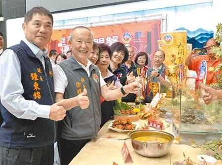 苗栗縣長徐耀昌(左二)、議長鍾東錦(左一)等人28日宣布苗栗優質大閘蟹將上市開賣,提醒消費者認明標章,食安有保障。(何冠嫻攝)