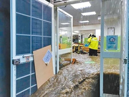 2017年6月2日全台大暴雨,台北市柏齡幼兒園嚴重淹水,園方認為是附近排水涵管設計不良所致,提告請求國賠,但台北地院認為是天然災害,判園方敗訴。(中時資料照片)