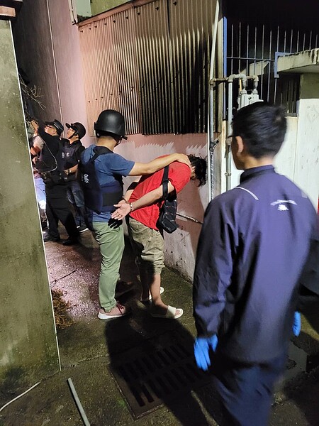 涉嫌槍傷勸架路人的潘姓男子,被警方重兵圍捕落網。記者王駿杰/翻攝
