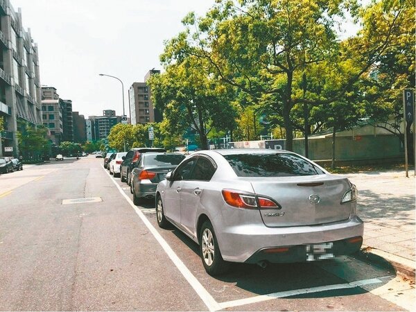 台北市停車格一位難求，交通局表示若要增設公有停車格位，會先以路外優先。 圖／聯合報系資料照片