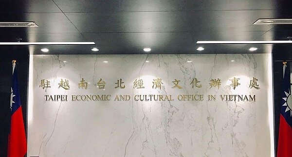 我駐越南辦事處表示,越南航空與越捷航空已向我交通部民航局提出申請辦理復航手續。圖/取自駐越南辦事處臉書