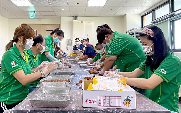 超過70位有巢氏房屋的同仁，花上半天時間，從協力若竹兒夥伴製作月餅，到組裝月餅紙盒、整理外包裝。圖／永慶房產集團