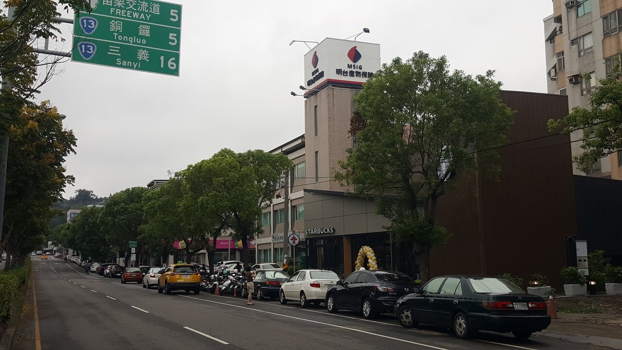 苗栗市國華路知名連鎖咖啡店27日中午開幕,但連日來停車「一位難求」,頻頻出現併排臨停。記者胡蓬生/攝影