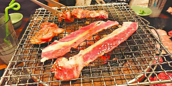 近期國內腹瀉疫情上升，中秋節連續假期即將到來，疾病管制署特別提醒，民眾與親友烤肉、聚餐，注意飲食安全，避免生食生飲，應將生熟食分開處理，澈底烤熟或煮熟後再食用。記者陳婕翎／攝影
