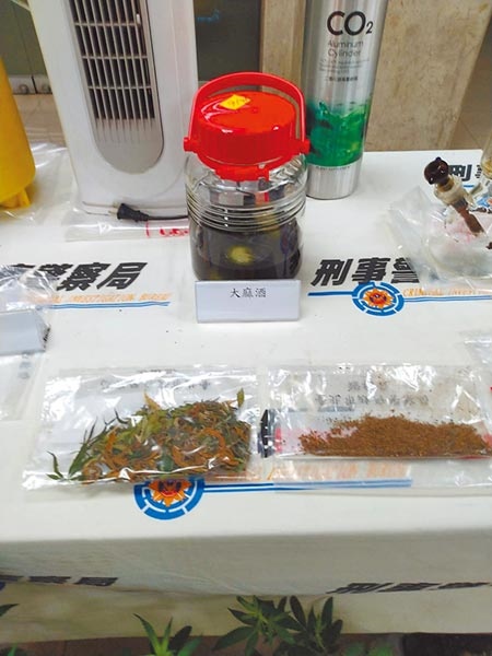 警方查獲到大麻活株、種子、大麻酒等。（林郁平攝）