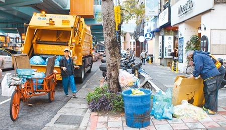 台北市環保局清潔隊中秋節連假服務不打烊，10月1至3日正常收運垃圾，10月4日星期日照例停收垃圾。（張立勳攝）