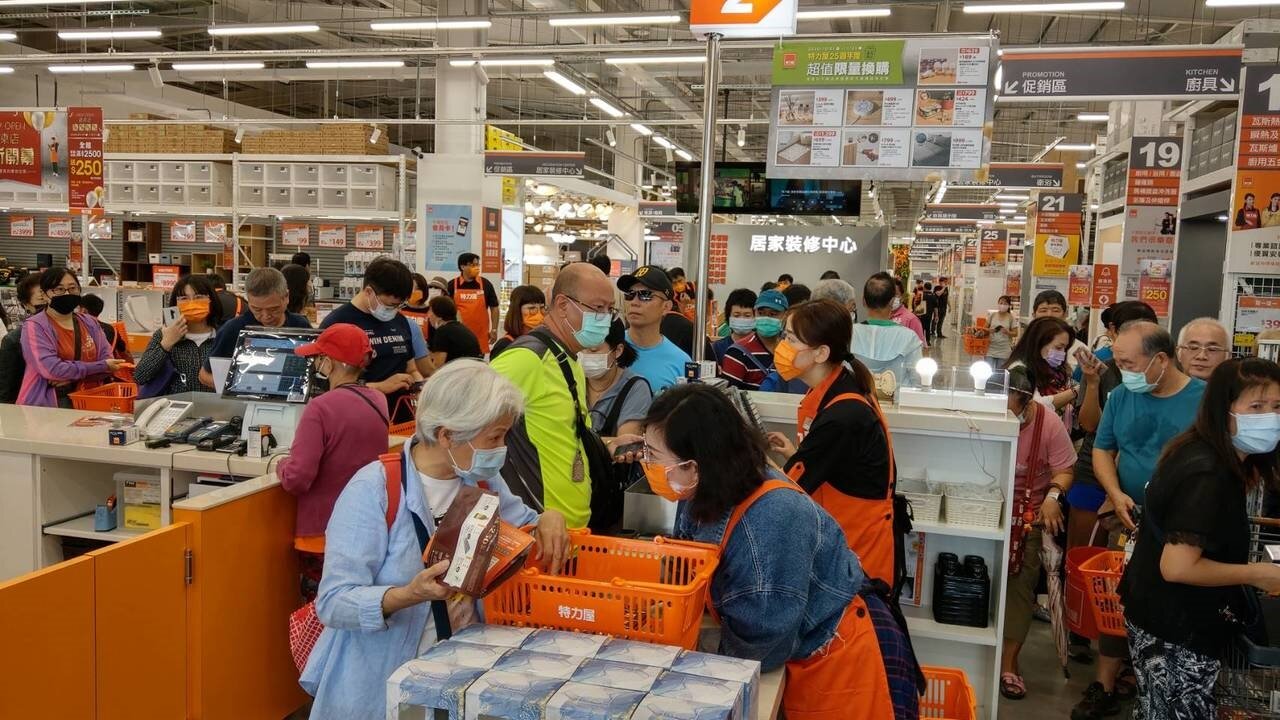 特力屋羅東店昨遷移到東區,新店開幕,祭出好康必買商品,吸引大批搶購人潮。記者戴永華/攝影
