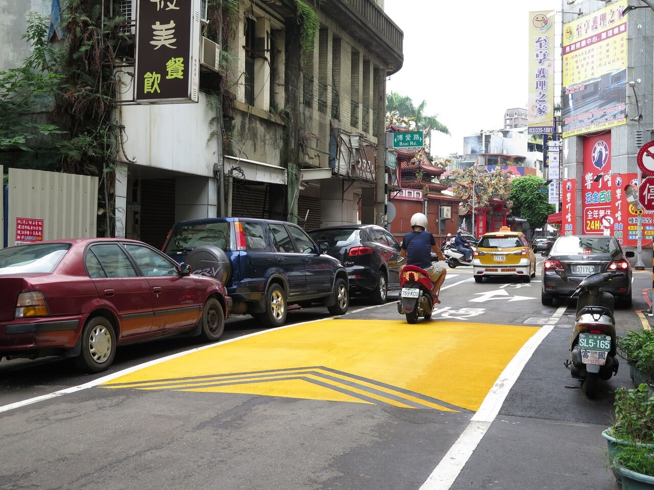 桃園市交通局最近擇定學校、住宅區的巷道間試辦7處實體減速平台,在新鋪的凸起平台上塗上大片黃色塗料與標線,提醒減速。記者張裕珍/攝影