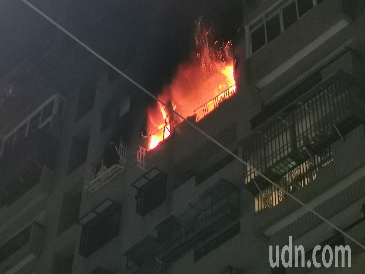 宏都大樓9樓爆炸後，火勢瞬間竄起丶延燒。記者卜敏正／攝影