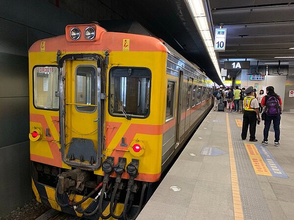 台鐵為改善高雄地下化站體PM2.5細懸浮微粒汙染問題,降低柴油列車行駛班次。圖/聯合報系資料照