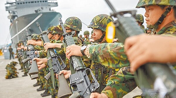 兩岸情勢緊張,國防部29日表示,正在規畫後備軍人每年進行教育召集訓練。圖為教召員在碼頭實施部隊集結,模擬戰時增援離島作戰。(軍聞社)