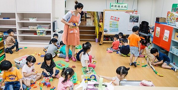 行政院表示,育兒津貼現行每月2500元,在4年內分階段提高到5千元,明年啟動。圖/中時報系資料照