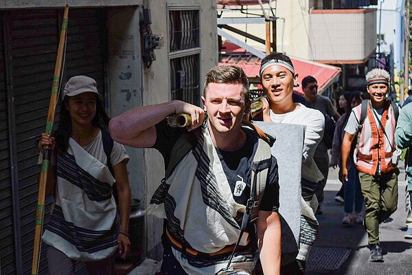 今年邀請熱台灣原民文化的知名youtuber拍攝踩線影片。圖／台中市府提供