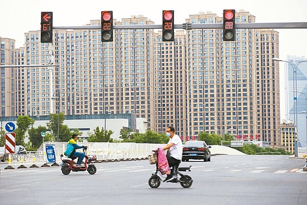 大陸政府打房再出招,祭出個人房貸額度收緊政策,已傳出多家銀行新增房貸占貸款比率要降至30%以下。 本報系資料庫