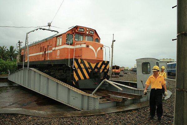 台鐵目前仍在使用中的轉車台,是日治時期新建的第三代轉車台。圖/取自詹翹臉書