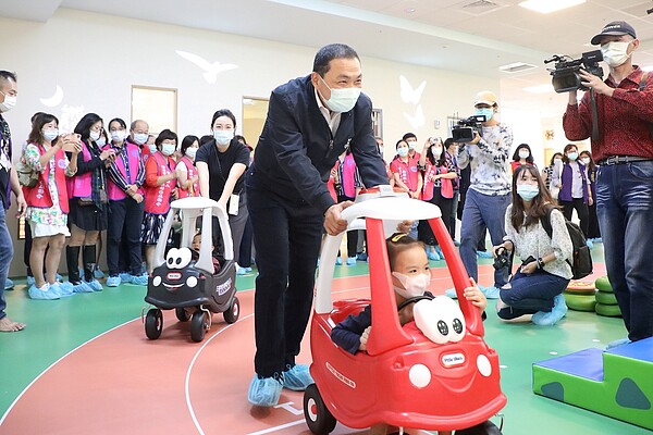 新北市第74家林口西林公共托育中心開幕，市長侯友宜體驗特色幼兒運動場。圖／新北市政府提供