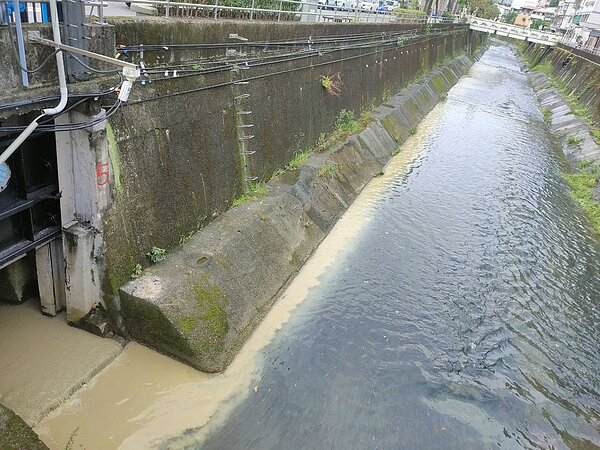 大坑溪宜興橋附近遭汙染，環保署迅速查獲開罰。圖／台北市政府環境保護局提供