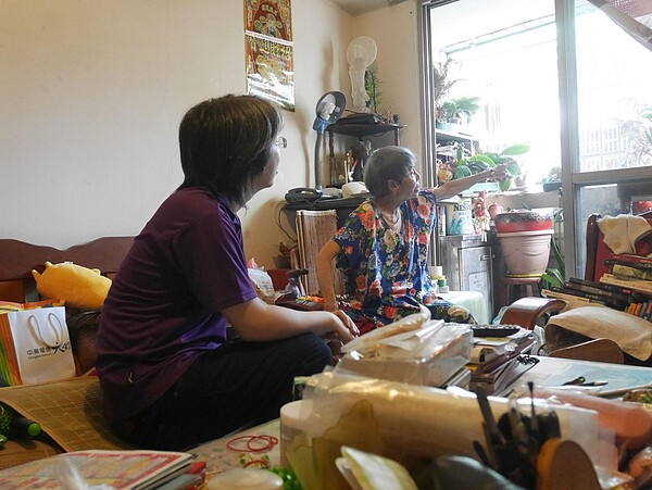 富宇捐贈及協助改裝的「獨老服務專車」在志工的協助下,陸續載運中秋物資,於台中日常勤務路線發送給獨居老人。圖/富宇建設提供
