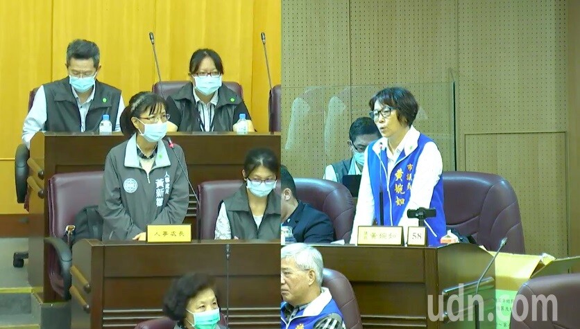 桃園市議會今天審查人事處等局處明年度預算,議員黃婉如(右)質疑人事處長黃新雛(左)職務宿舍租金年編40萬8千元,平均月租高達3萬4千元,質疑高於該地段行情,有圖利房東嫌疑。記者張裕珍/翻攝