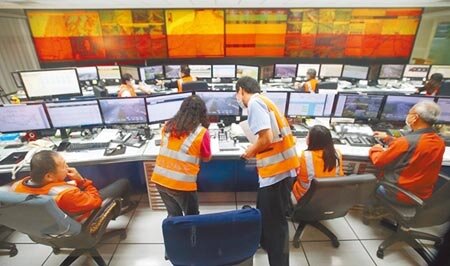 因應連假,高公局交控中心值勤人員正緊盯即時路況。(范揚光攝)