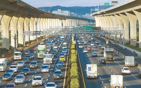 中秋連假登場,交通部預估國道交通量將上看平日的1.5倍至2倍,昨日在國道一號桃園路段,天色未暗就已經湧入大量車潮。(范揚光攝)