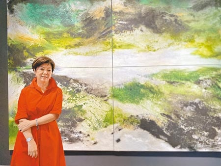 張淑芬首場個展獻給台南，精選15幅畫作在南美館2館展出，她希望透過展覽，讓大家知道她是認真創作的畫家。（曹婷婷攝）