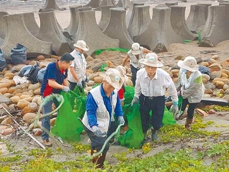 今年疫情影響，1月至4月的淨灘活動暫時停擺，但因今年颱風數量較少的關係，海岸垃圾也同步降低。（姜霏攝）