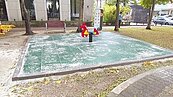 缺德！公園沙坑被破壞　細沙灑滿地